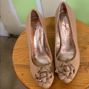 Miss Albright Macyn BOW PUMPS ANTHROPOLOGIE nude leather birthday or holiday 7